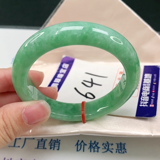 翡翠手镯未镶嵌翡翠