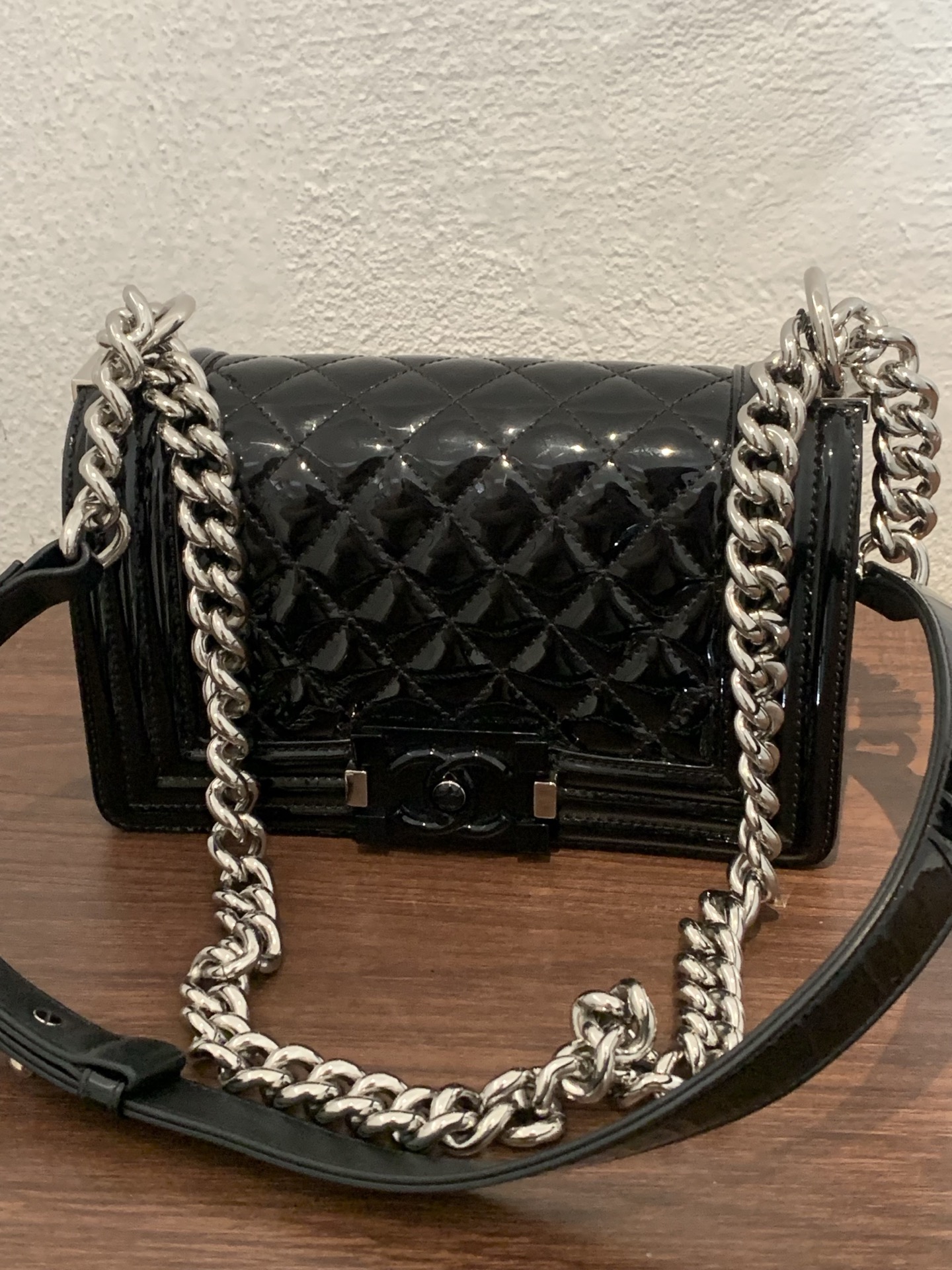 95新 Chanel/香奈儿 Chanel 黑银漆皮亚克力扣小号Leboy 20开