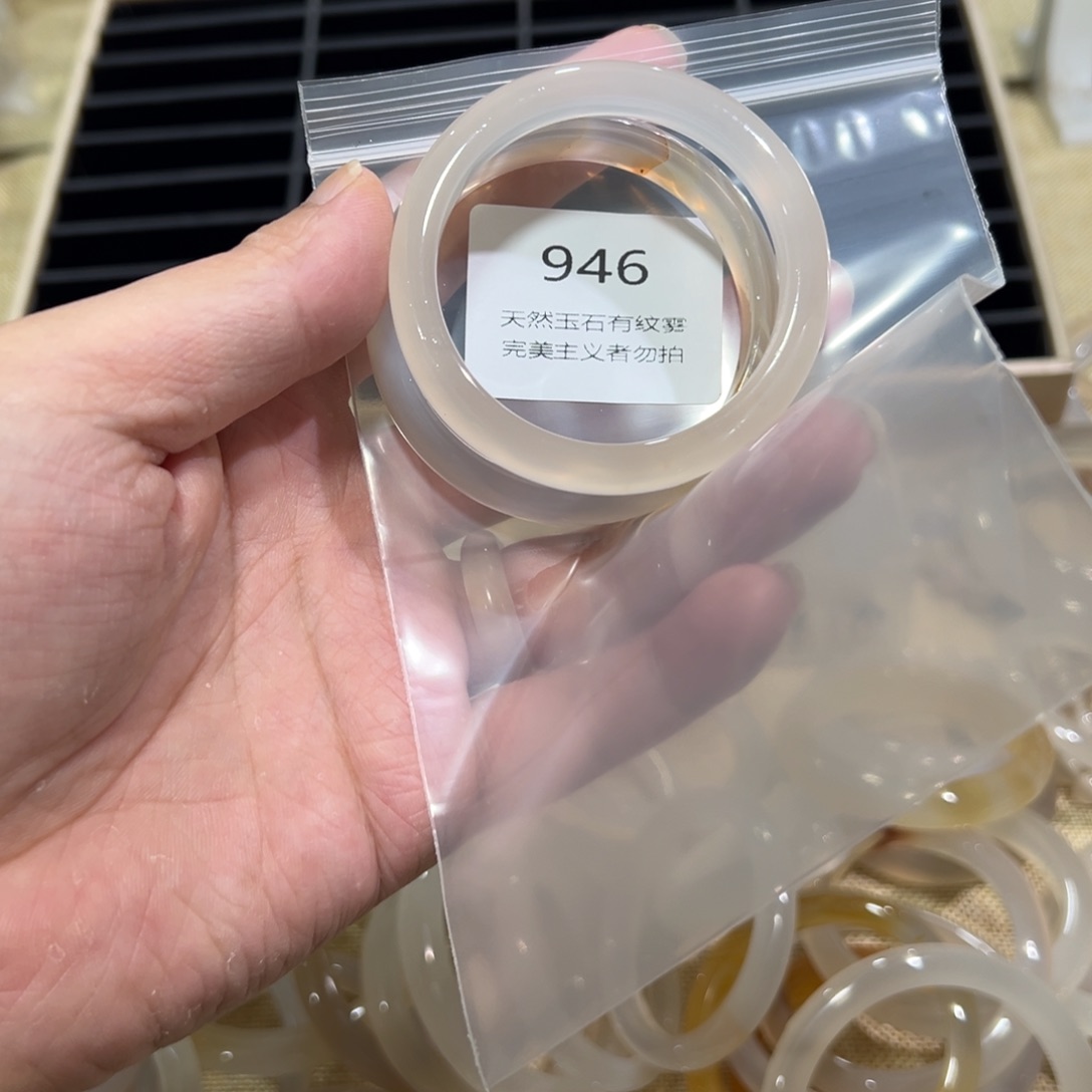 啊***本玛瑙/玉髓未镶嵌手镯50