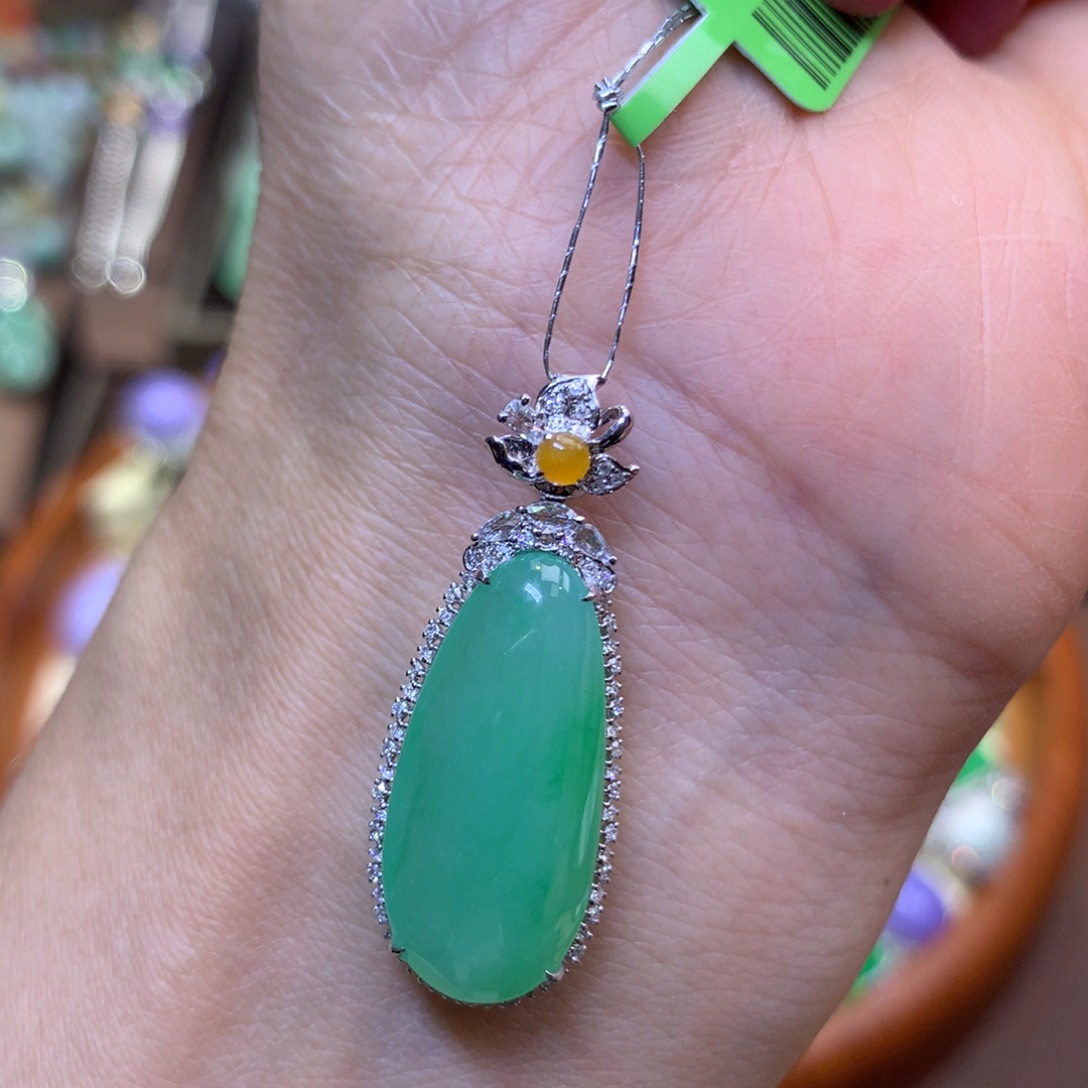 翡翠18K金镶嵌颈饰