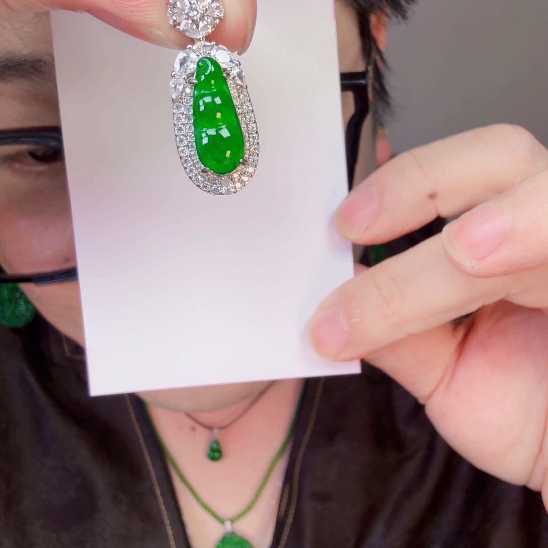 翡翠未镶嵌颈饰一件