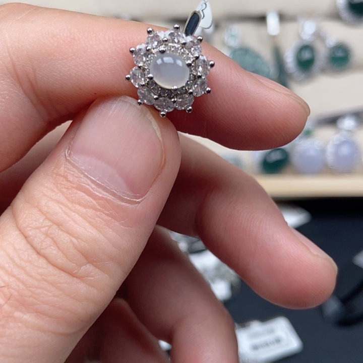 翡翠未镶嵌颈饰戒指