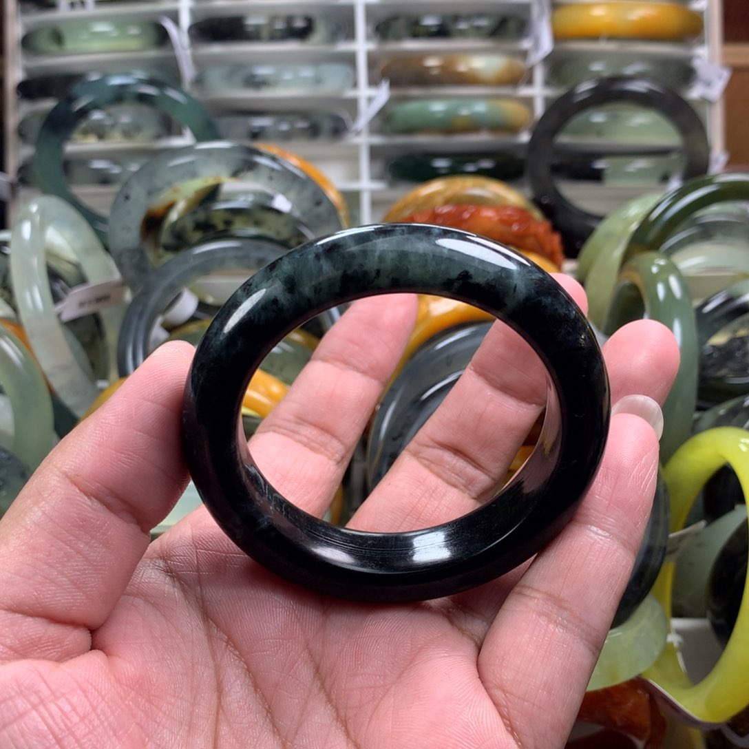 蛇纹石玉手镯未镶嵌钟*年