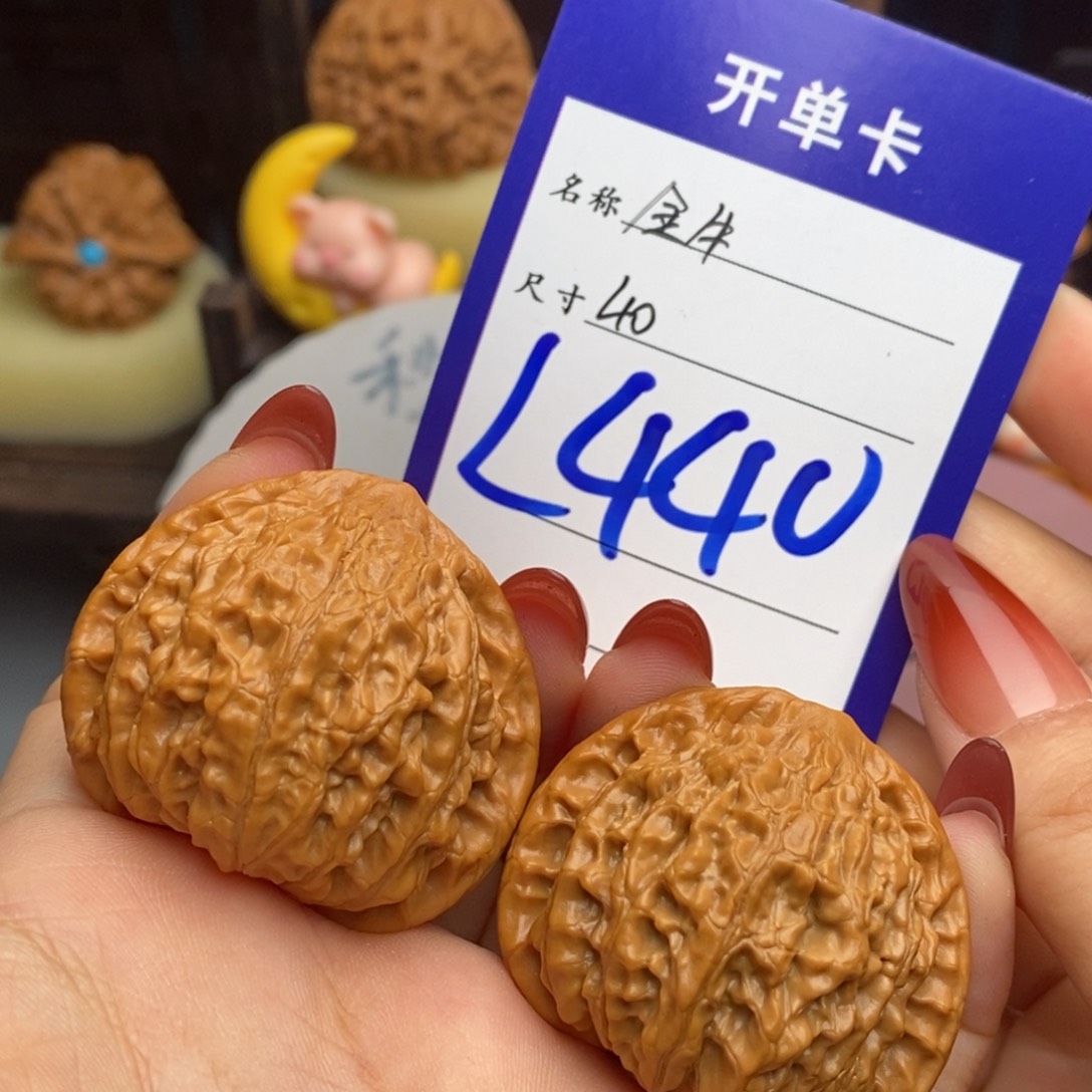 文玩核桃吊坠金牛