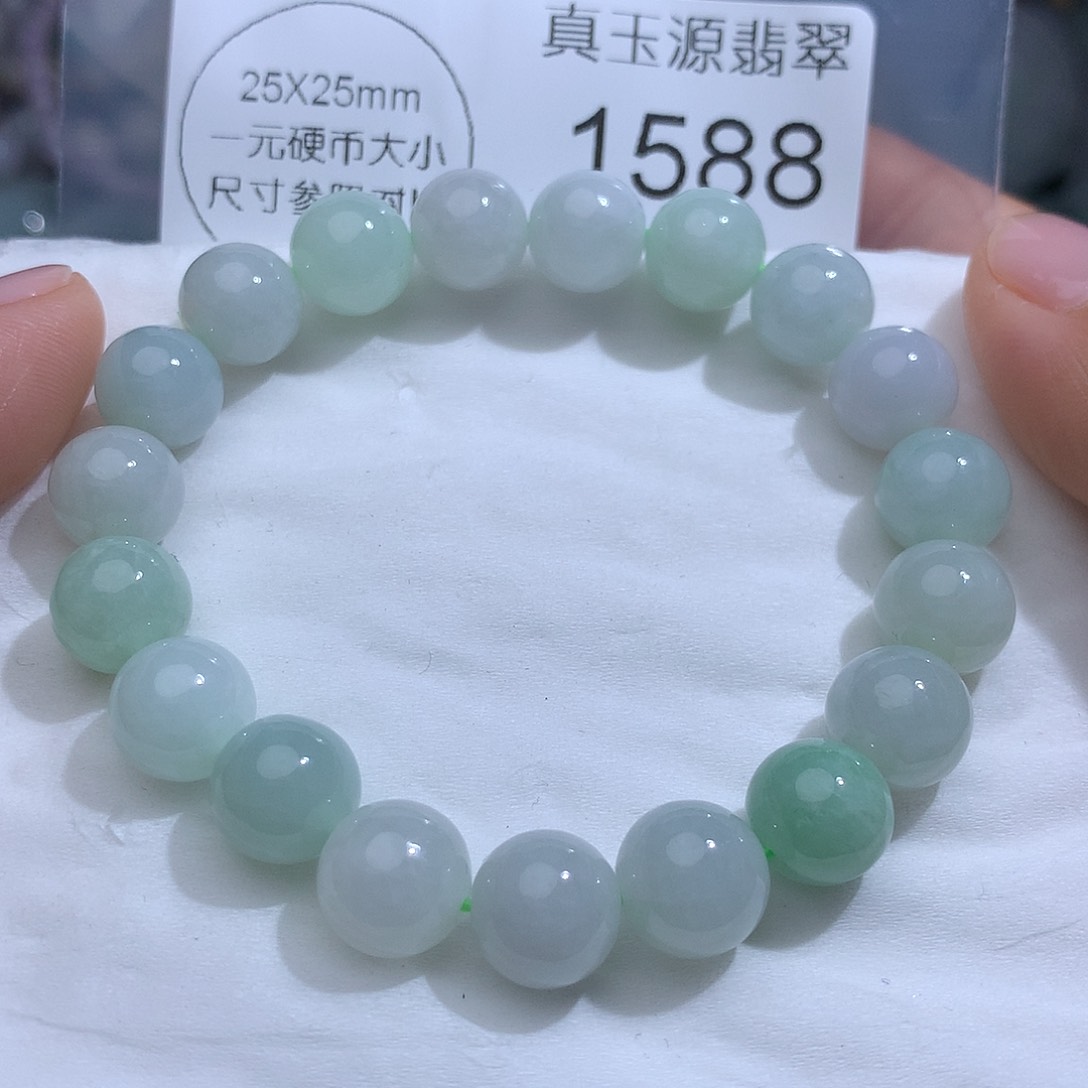 翡翠未镶嵌颈饰1588。