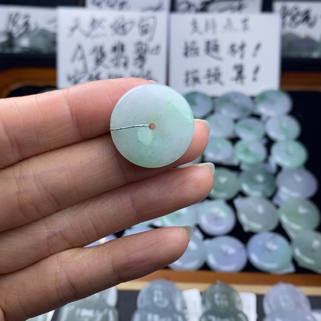 翡翠颈饰未镶嵌平安扣