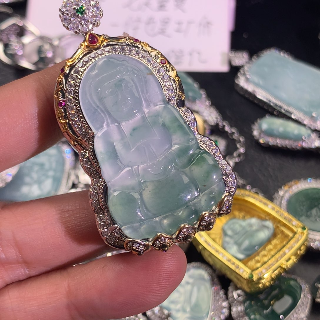 翡翠颈饰未镶嵌观音