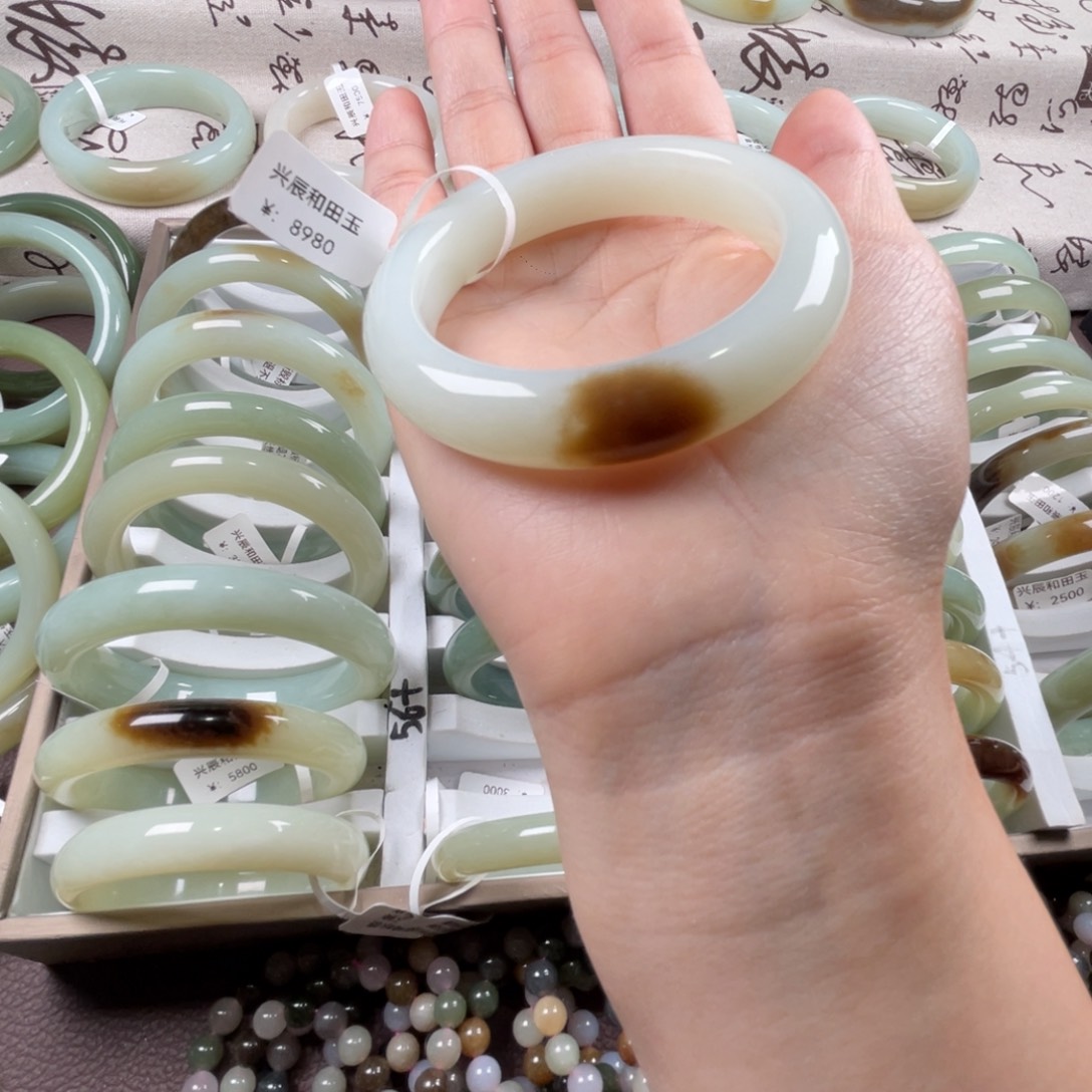 和田玉未镶嵌手镯