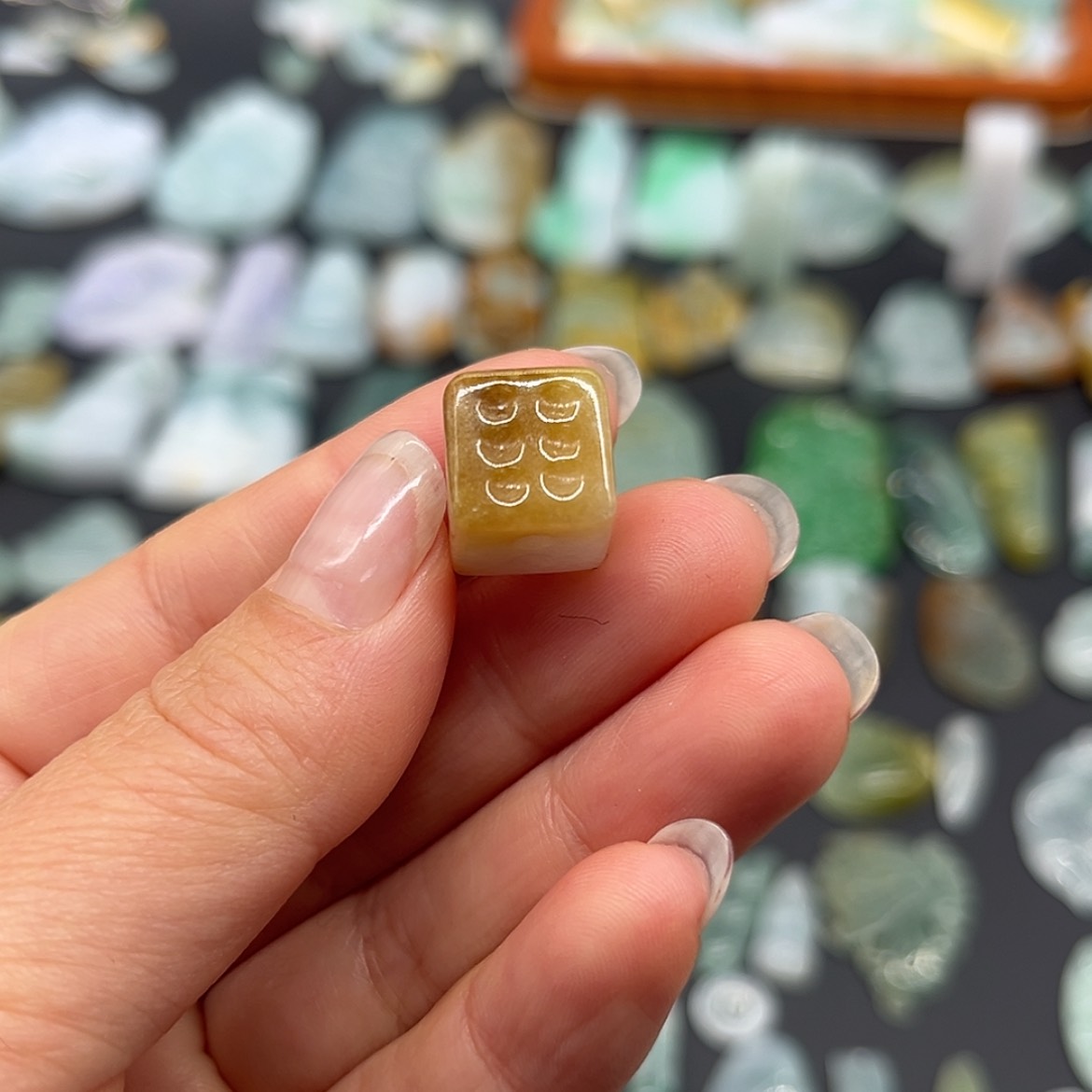 【闪购商品】翡翠颈饰未镶嵌骰子