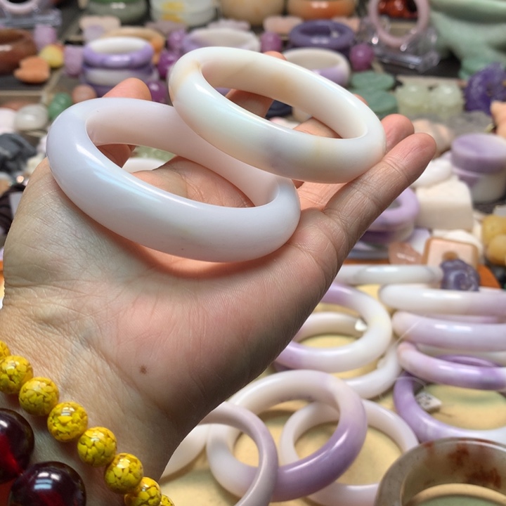 石英岩玉未镶嵌2条紫白55有棉线，有黄