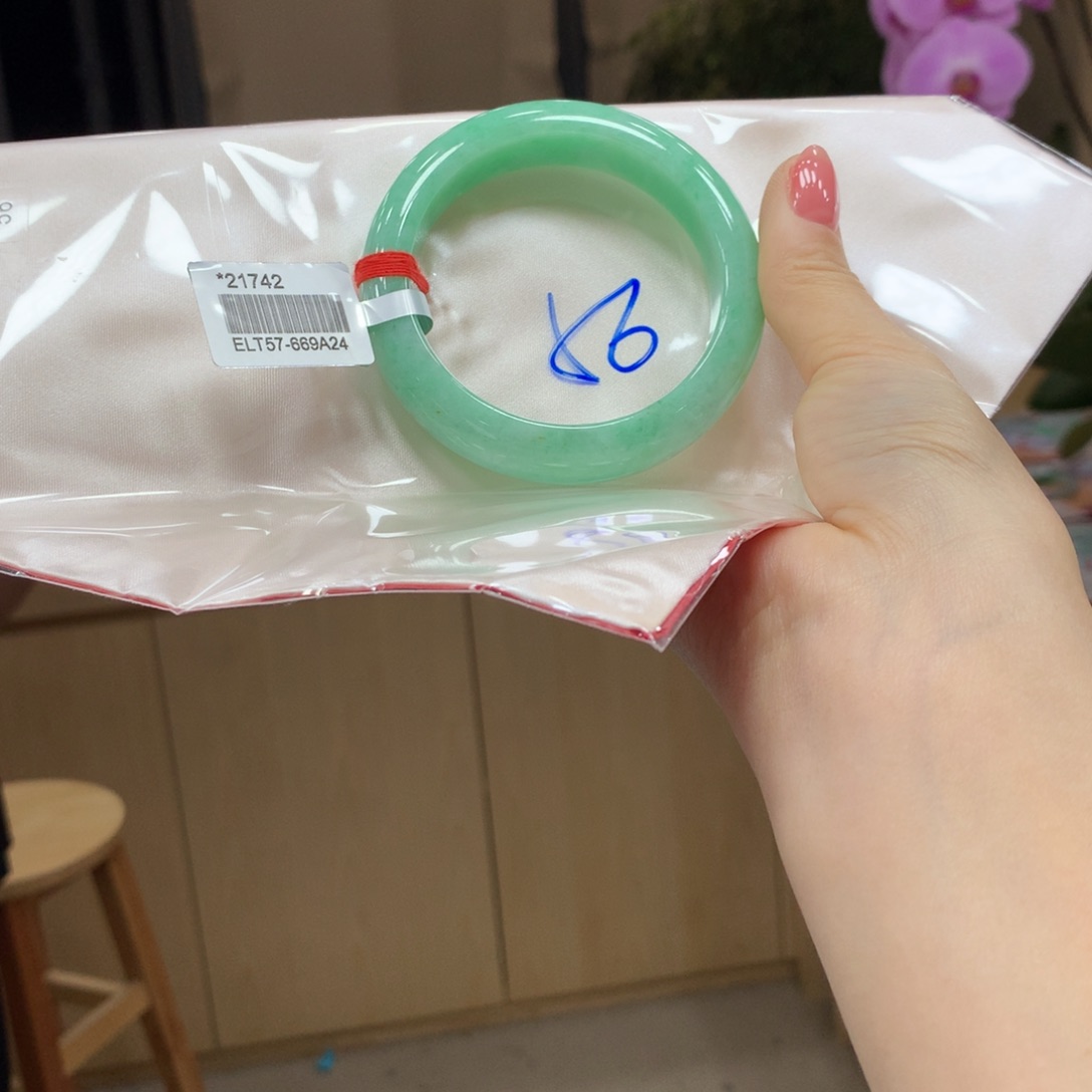 翡翠手镯未镶嵌不退不换