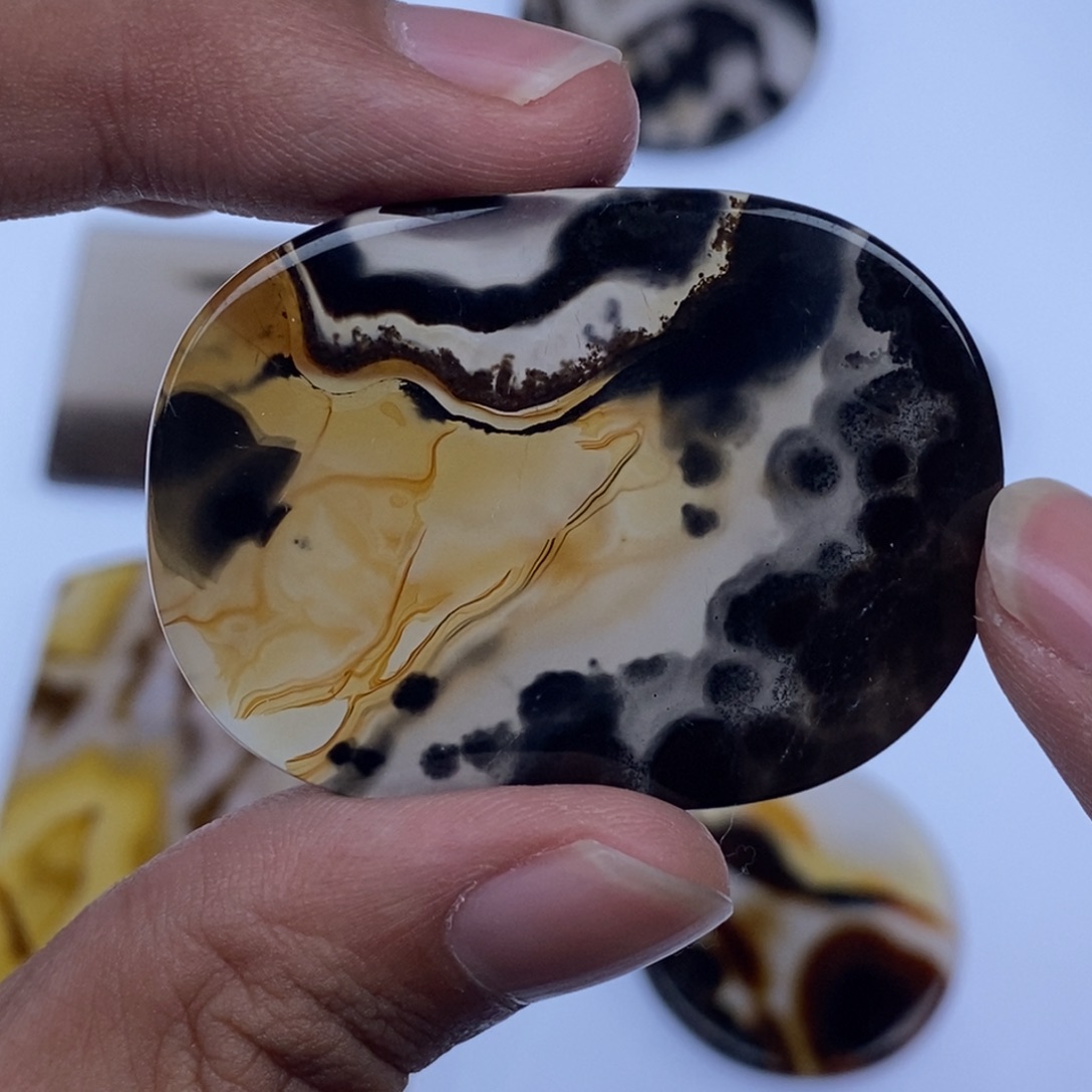 在***人玛瑙/玉髓未镶嵌珠宝半成品