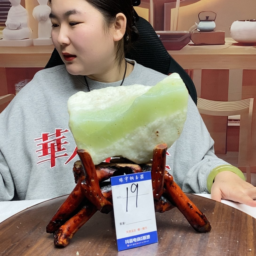 蛇纹石玉原石未镶嵌