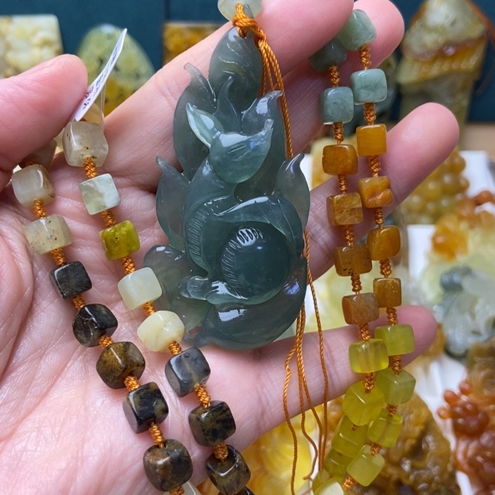 蛇纹石玉未镶嵌颈饰