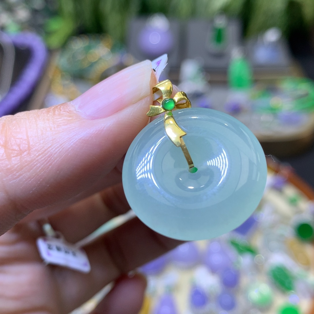 颈饰18K金镶嵌翡翠