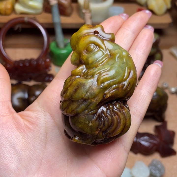 蛇纹石玉未镶嵌颈饰