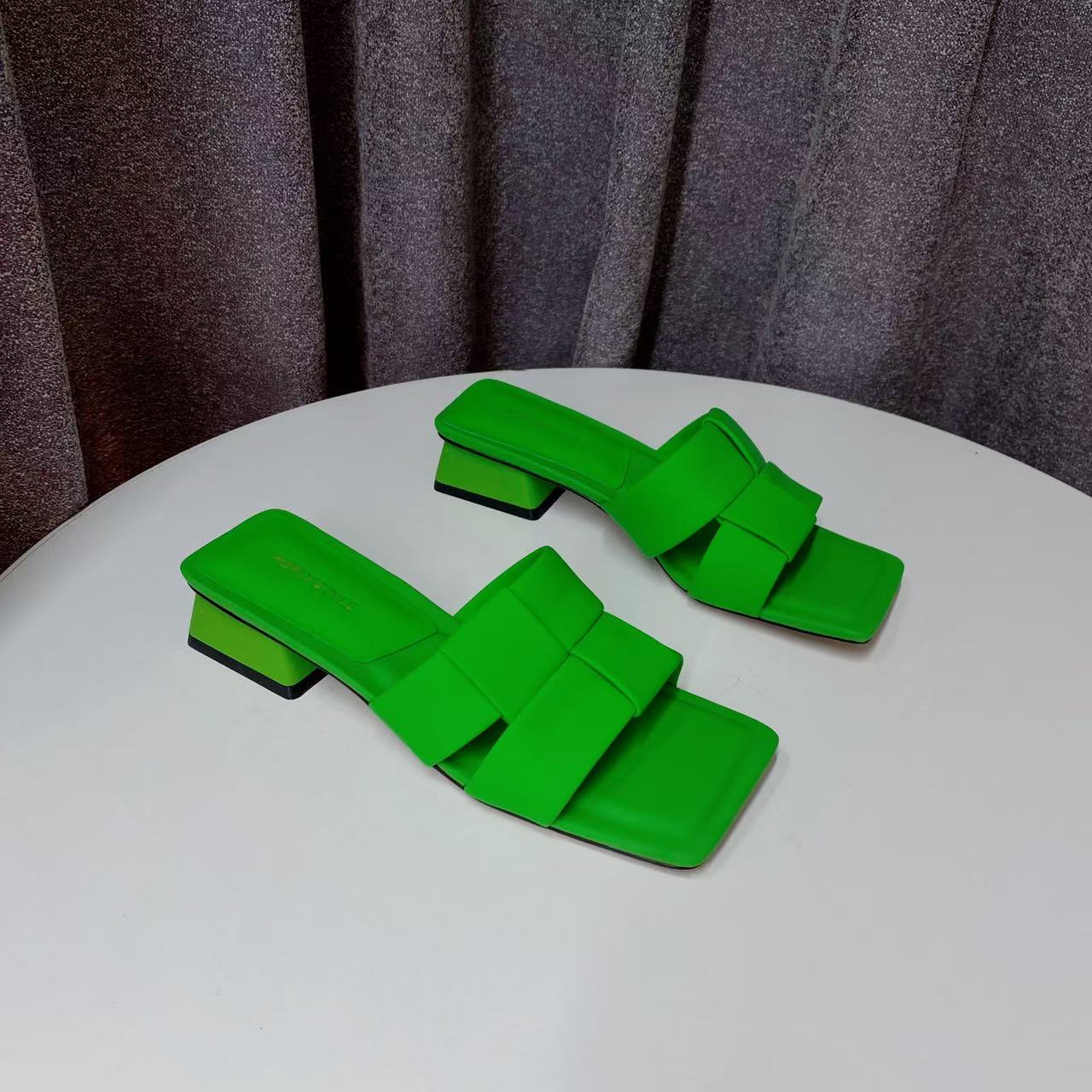 C6417  绿色  夏季时尚2025粗跟新款时装拖鞋