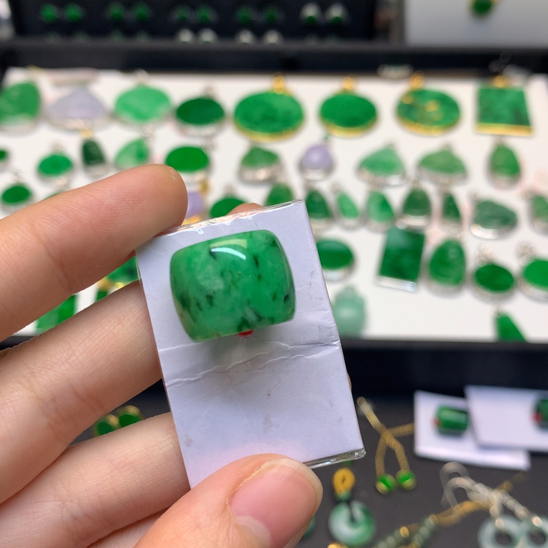 H***a翡翠未镶嵌吊坠(不含链)有纹裂