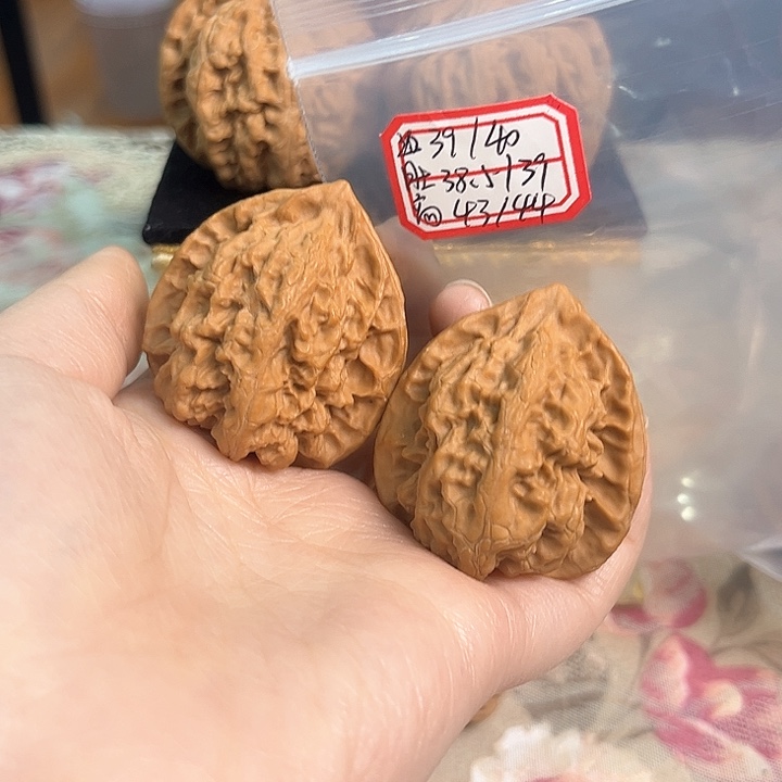 文玩核桃把件梨木台