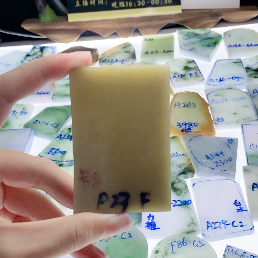 【闪购商品】定制翡翠未镶嵌猪****亚翡翠片料定制未镶嵌