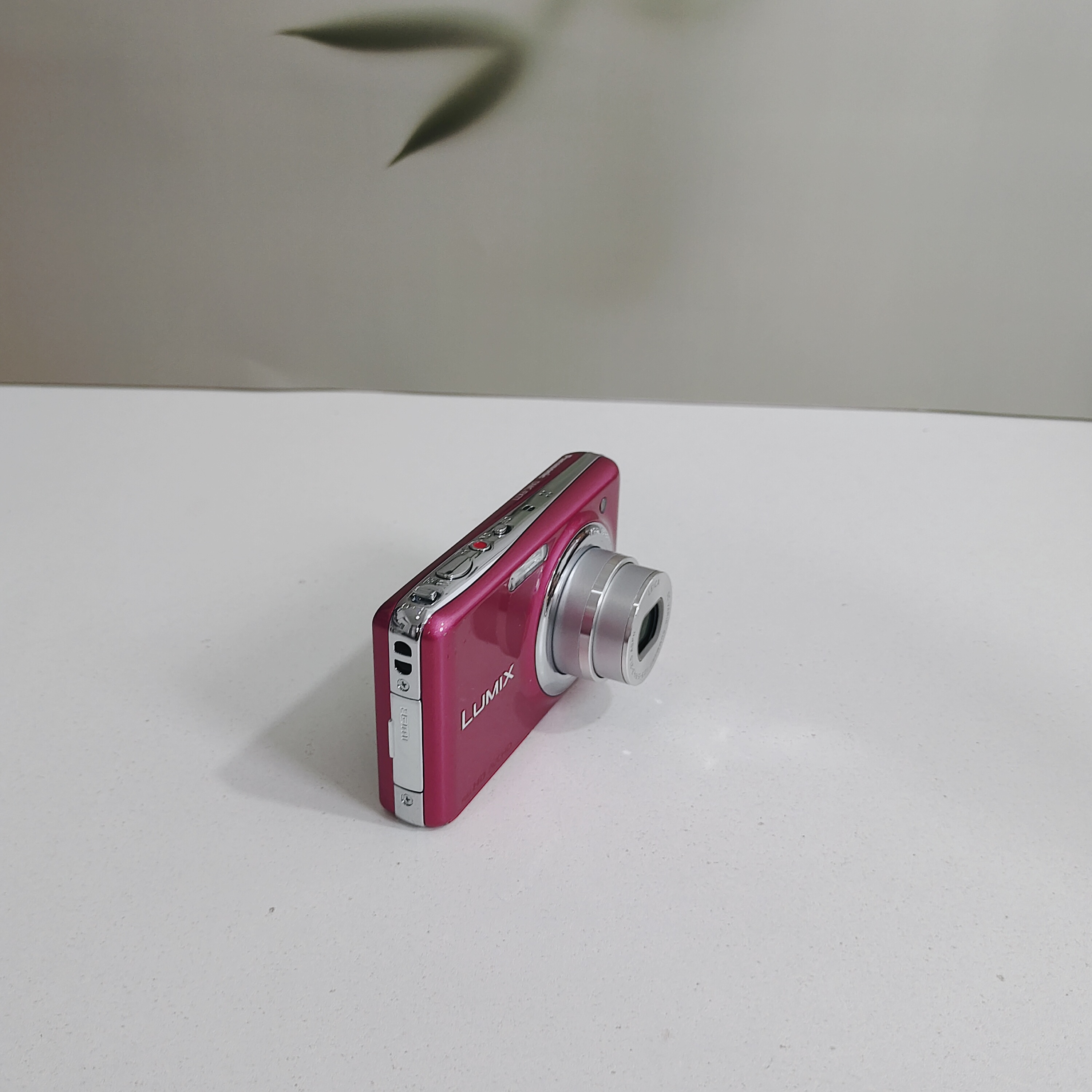 9新 Panasonic/松下   FX77 红色卡片机ccd相机全触屏1200万像素