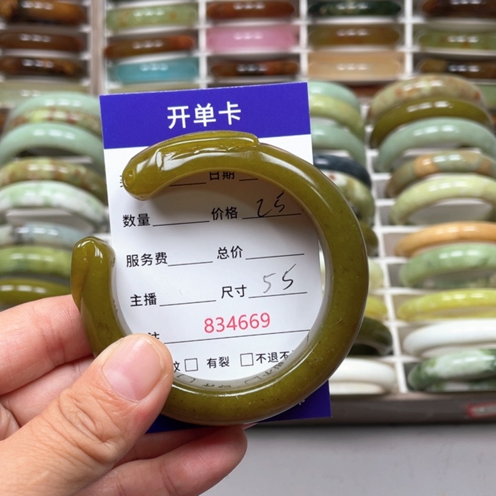 丫***头未镶嵌蛇纹石玉手镯