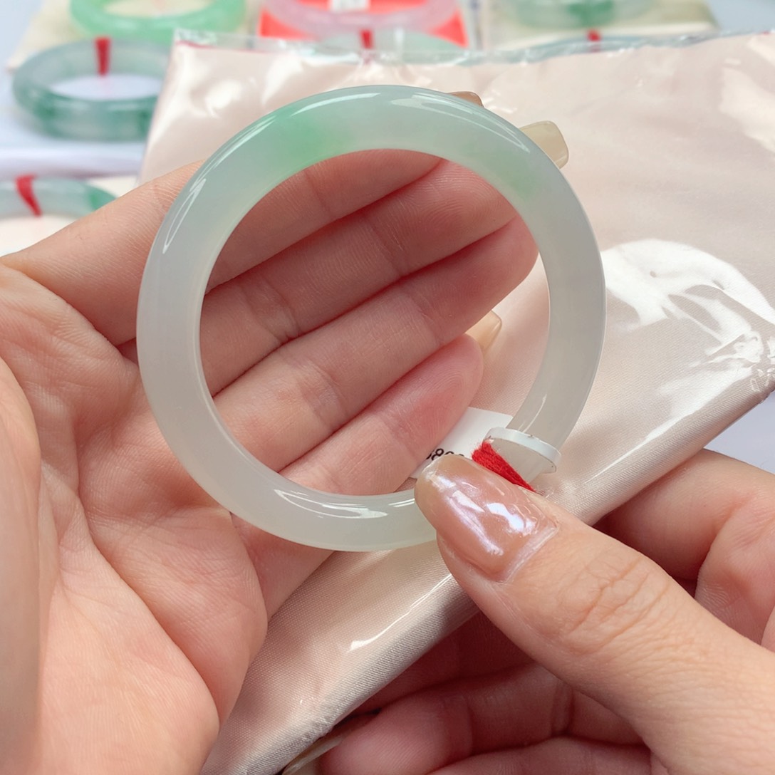 翡翠手镯（圆镯）未镶嵌50圈口 细腻起胶冰润冰飘绿 捡漏