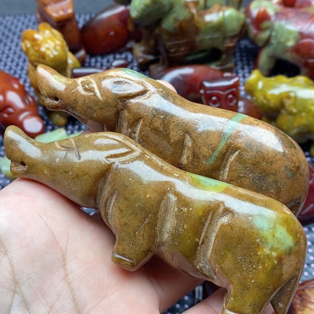 蛇纹石玉颈饰未镶嵌