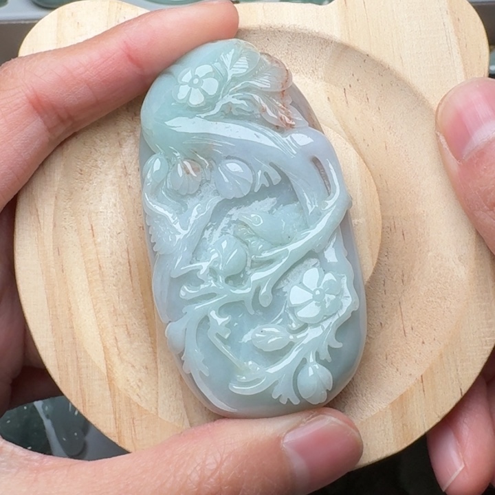 翡翠未镶嵌颈饰喜上眉梢