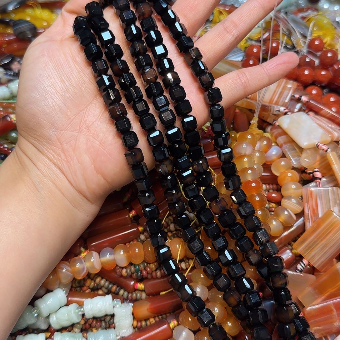 玛瑙/玉髓未镶嵌珠宝半成品天然黑玛瑙方糖8mm一条