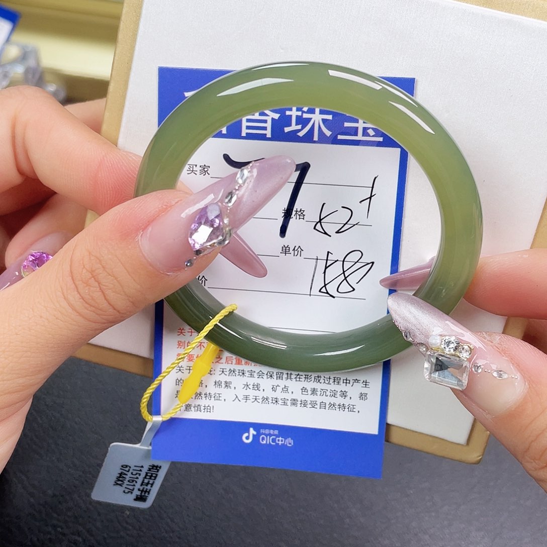 和田玉手镯未镶嵌