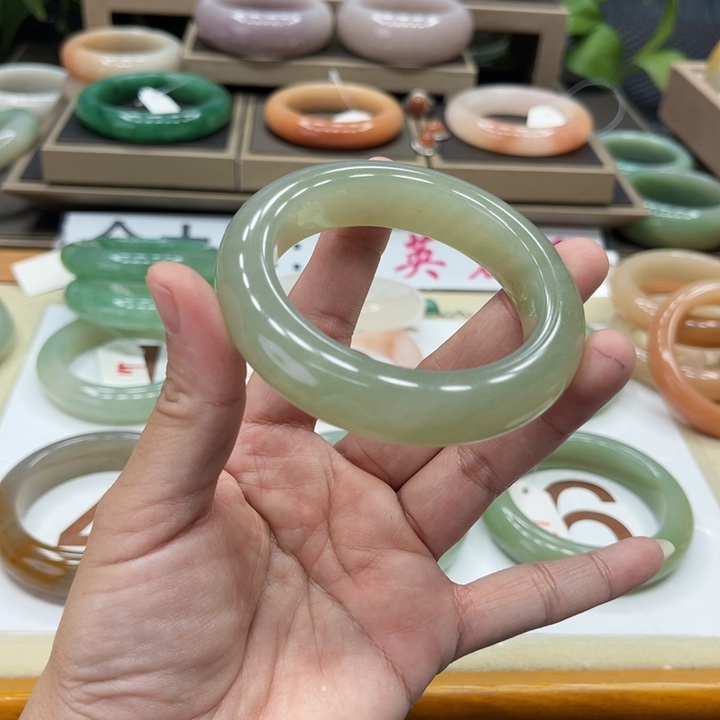 石英质玉未镶嵌手镯王