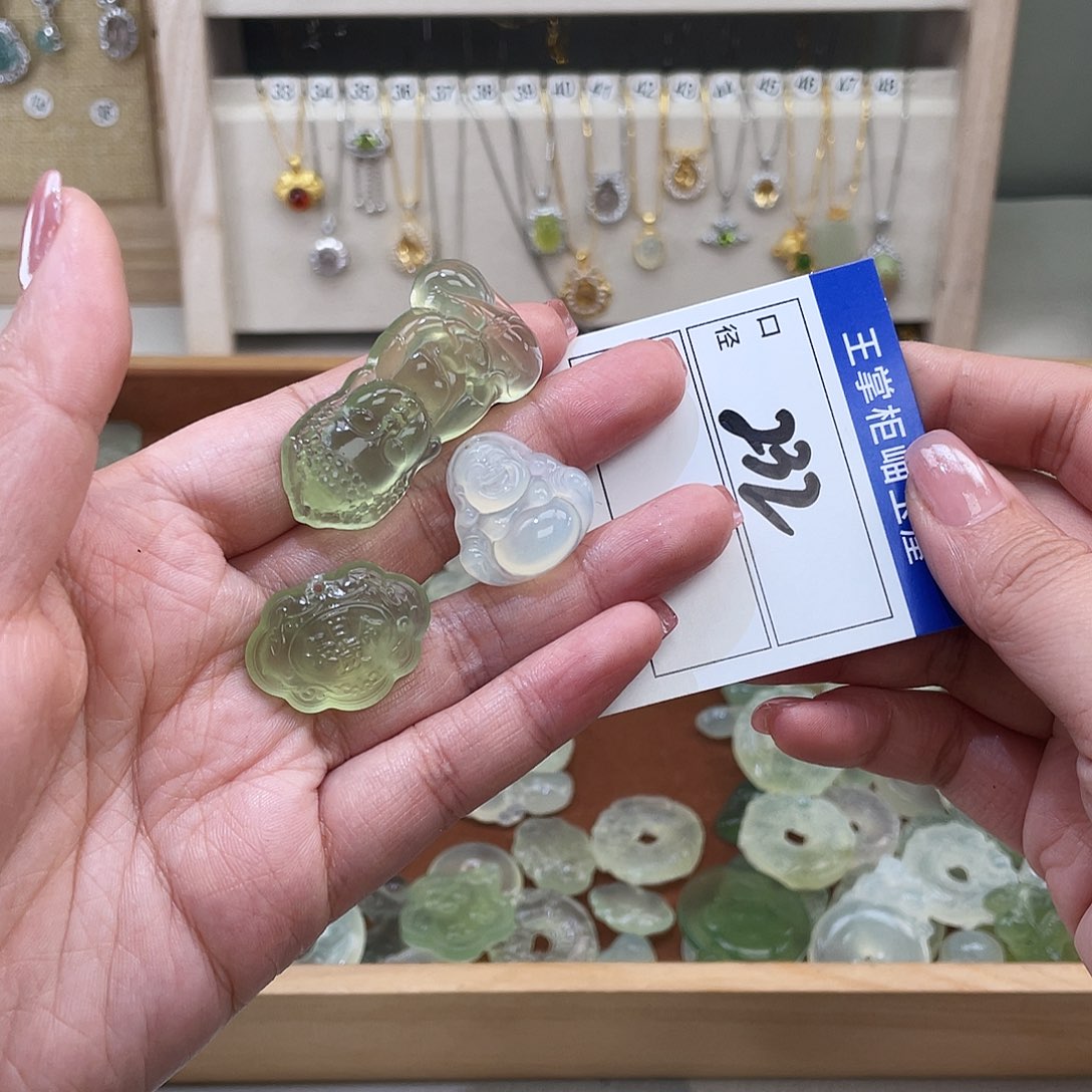 少***⁸岫玉未镶嵌吊坠吊坠