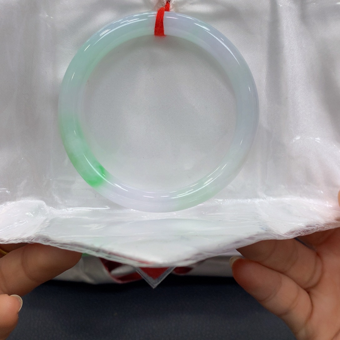 翡翠手镯未镶嵌翡翠