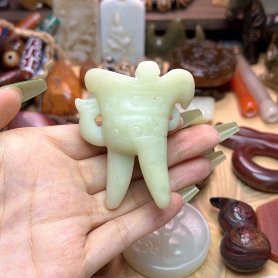 蛇纹石玉未镶嵌颈饰