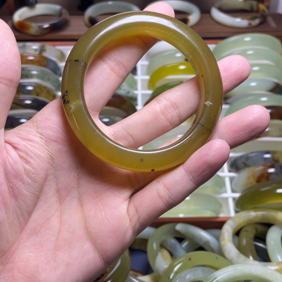 蛇纹石玉未镶嵌手镯