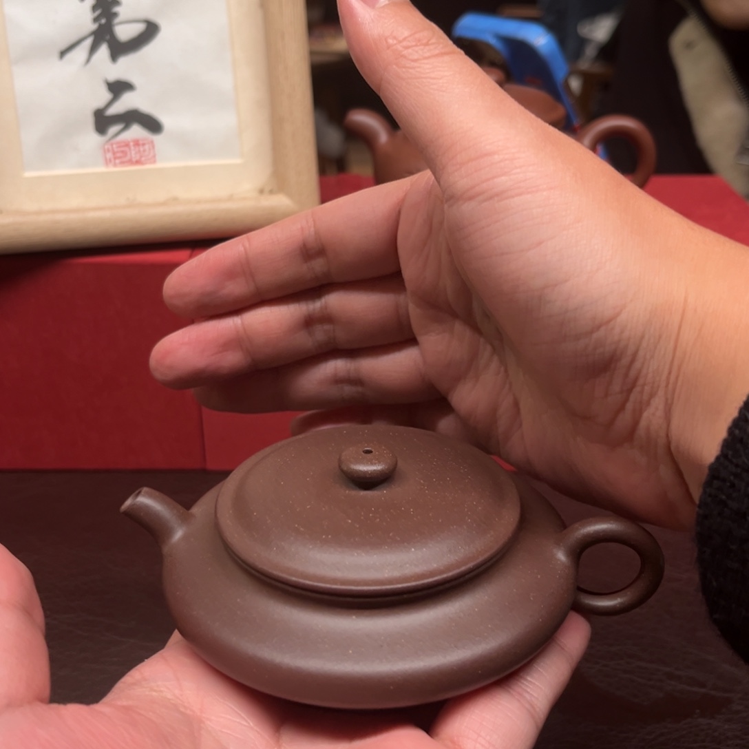 老***？紫砂茶壶青山出品，虚扁壶。