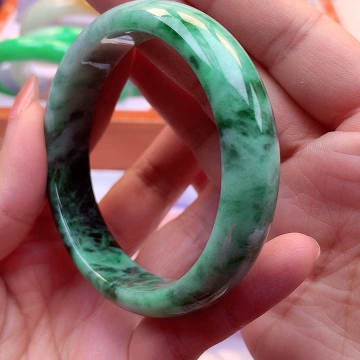 翡翠手镯未镶嵌翡翠