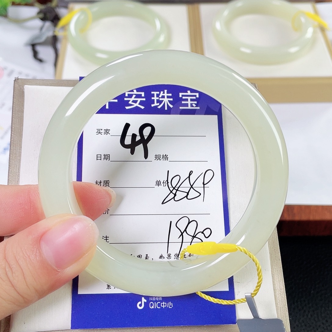 和田玉手镯未镶嵌