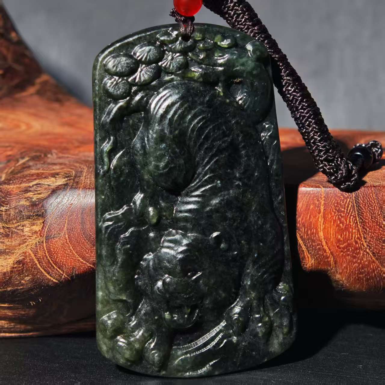 和田玉虎牌双面精美雕刻多样性发其一
