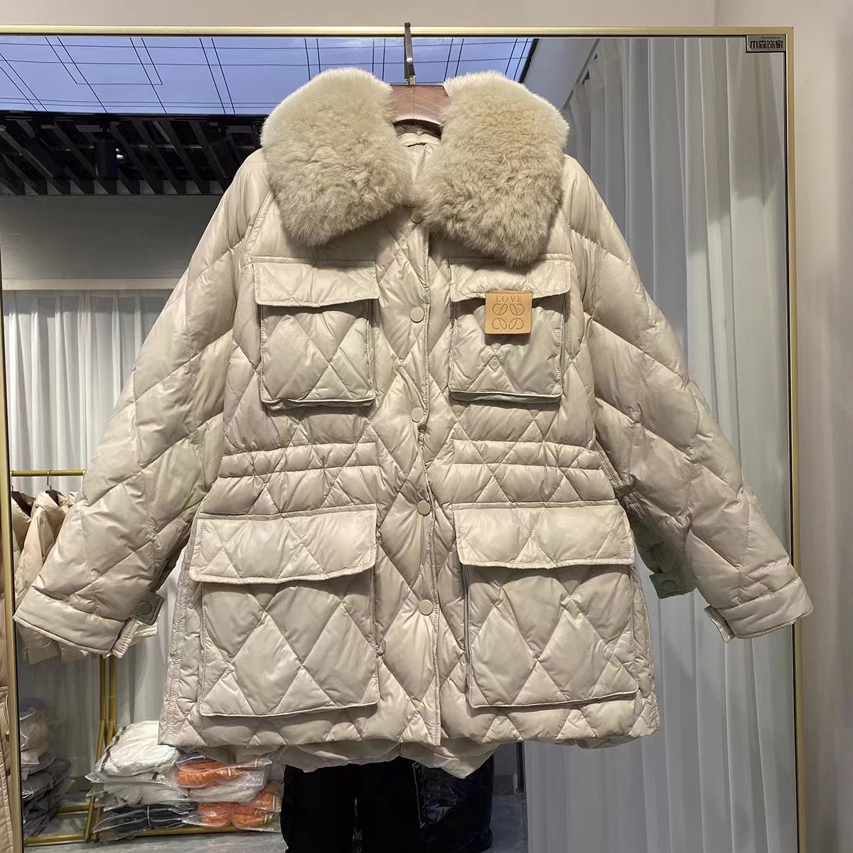 尾单年新款菱形格超大羊毛领女中长款加厚面包服