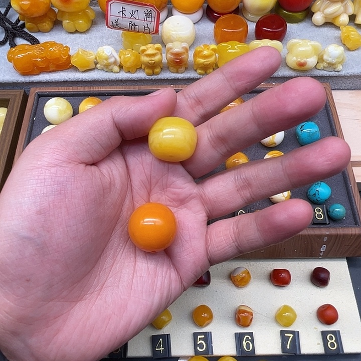 琥珀未镶嵌裸石鸡油黄饼子