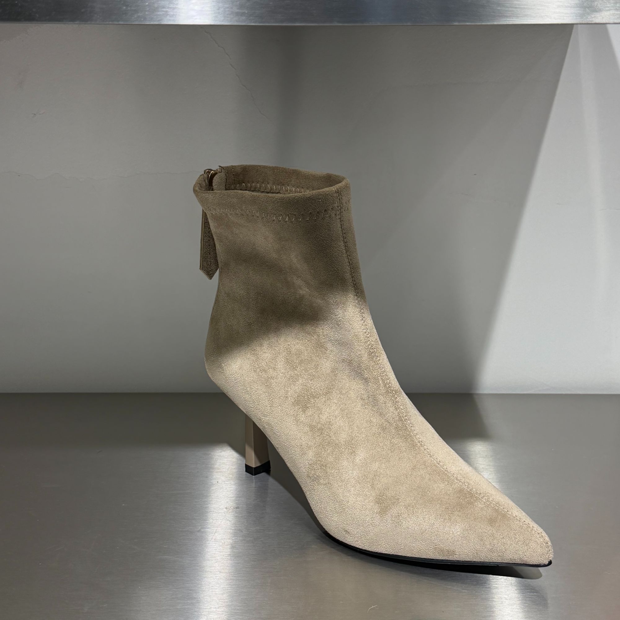 仓美美女装-尖头细跟设计休闲鞋鞋跟高5CM