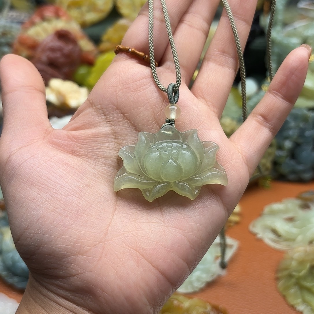 蛇纹石玉未镶嵌吊坠