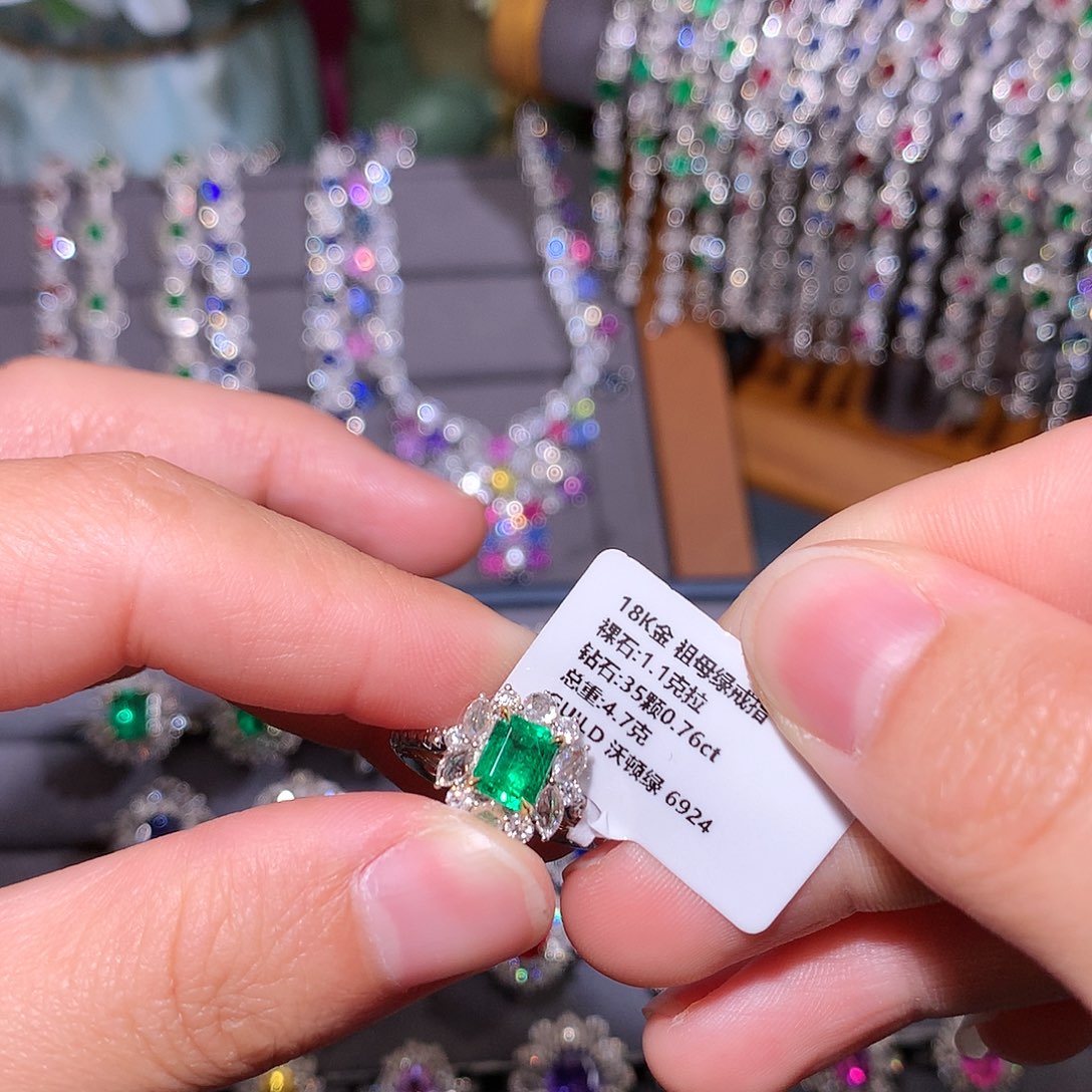 戒指18K金镶嵌祖母绿