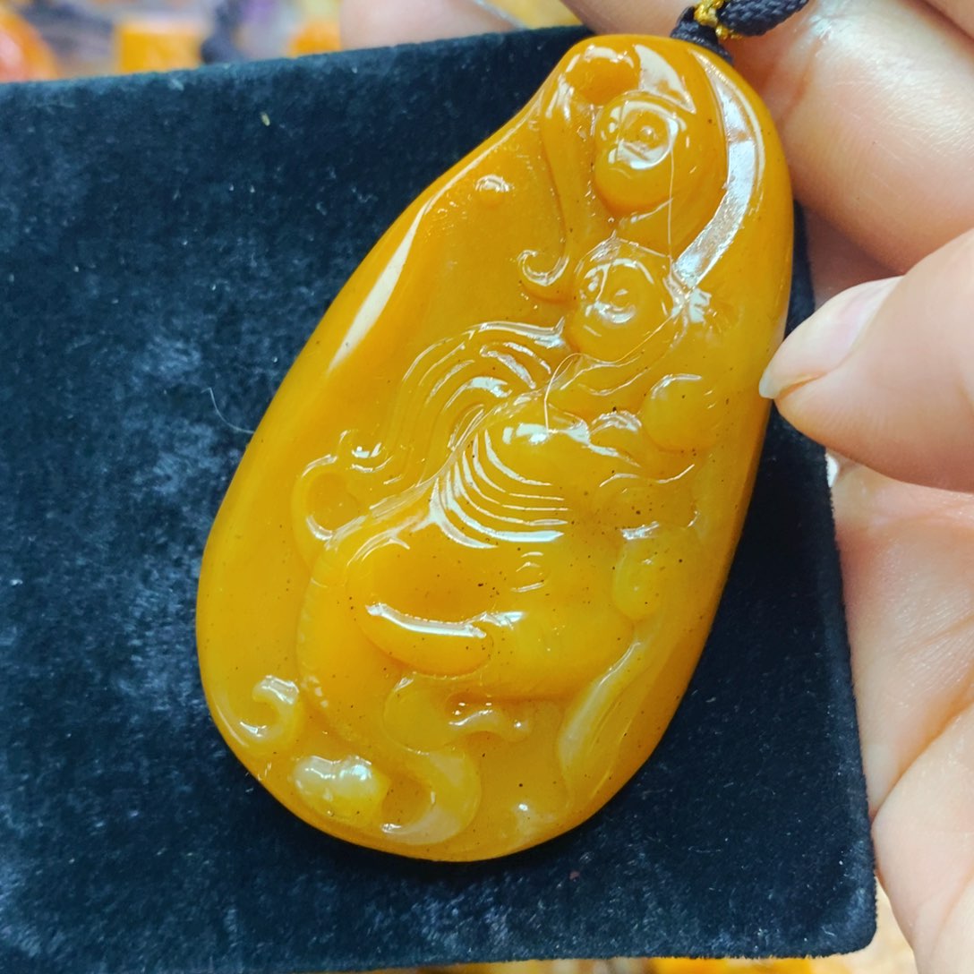 未镶嵌石英质玉（黄龙玉）颈饰
