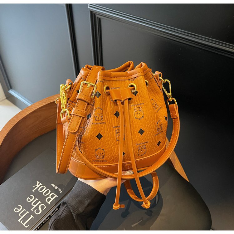 2025小福袋包包时尚休闲小众抽绳肩包小包包百搭斜跨荔枝纹女士