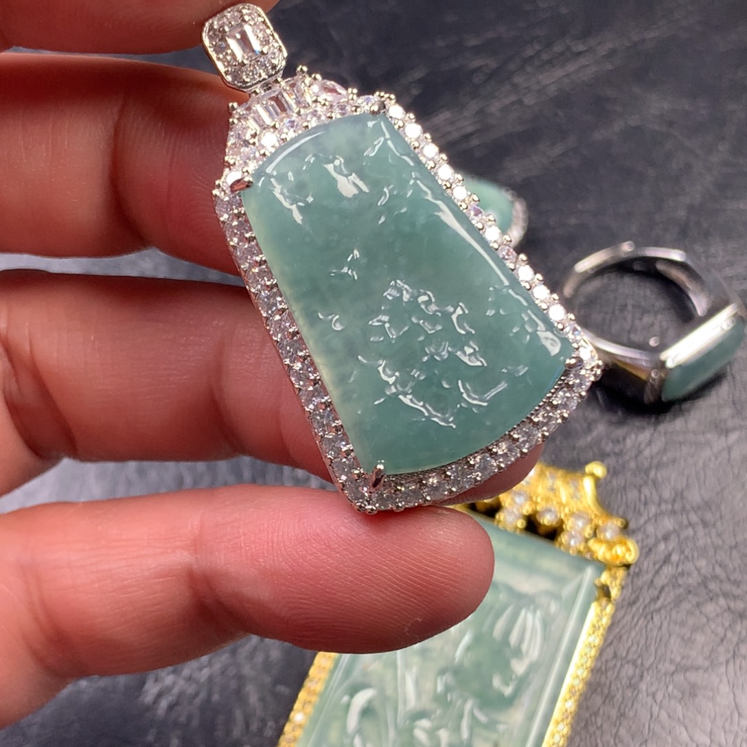 翡翠未镶嵌颈饰镶嵌山水