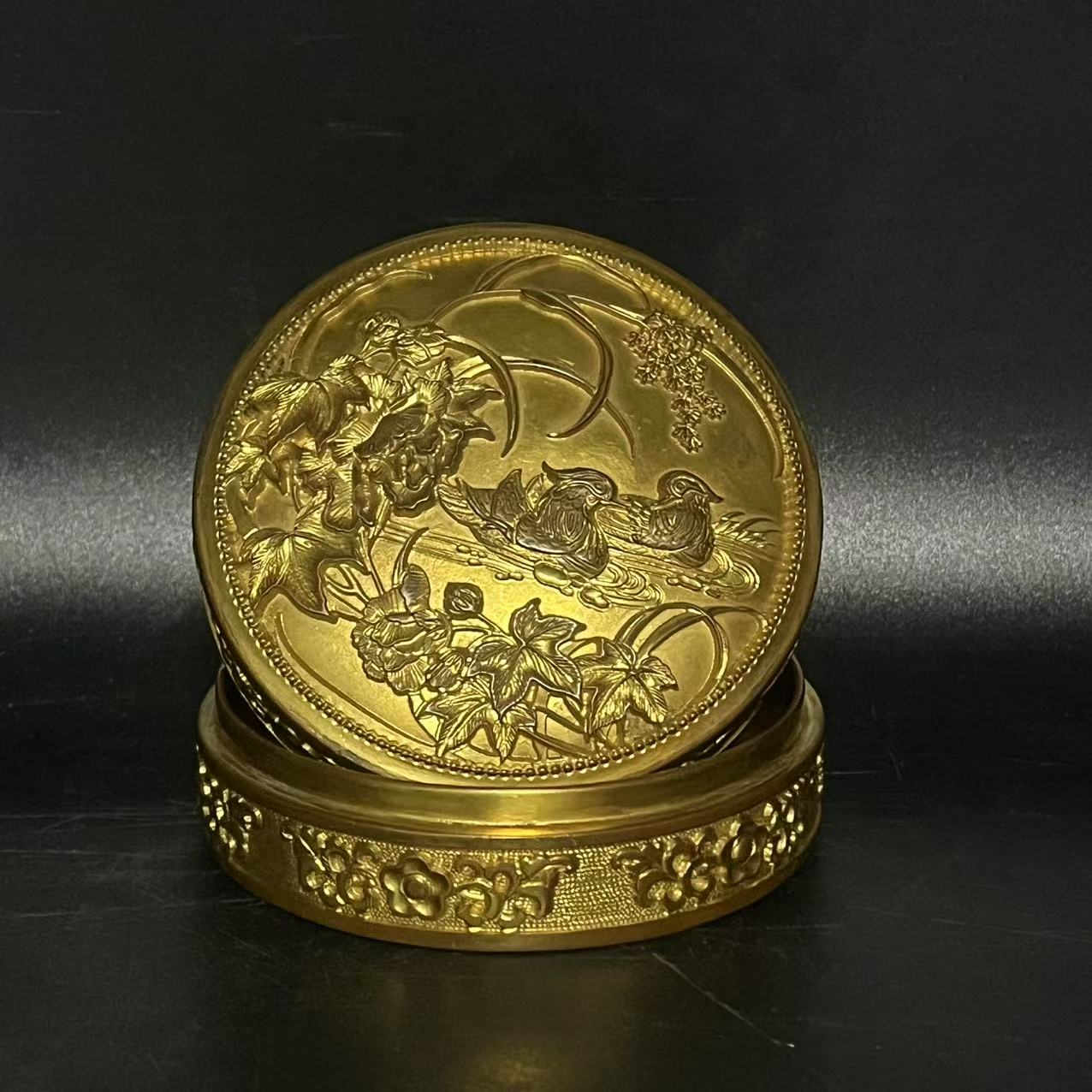 铜胎鎏金浮雕鸳鸯戏水盖盒