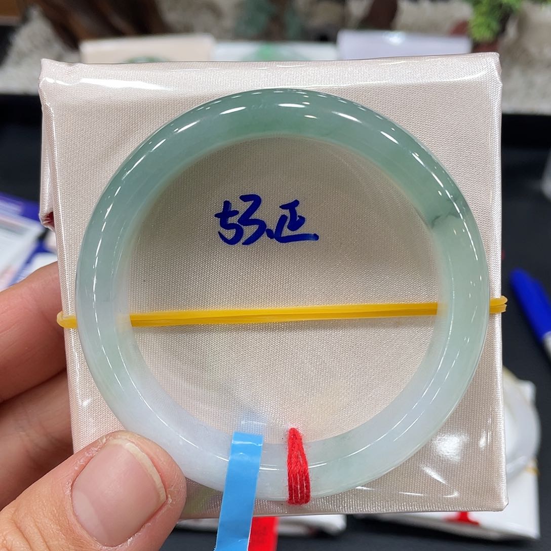 翡翠手镯未镶嵌翡翠